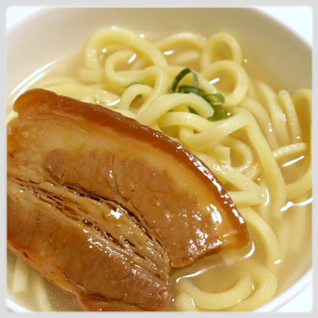 サン食品の沖縄そば（ゆで麺）盛り付け例